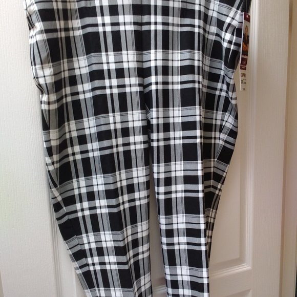 Nygard Black & White Capris - Picture 4 of 5